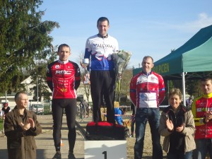 Podium des départementaux : 1. Urdry, 2. Holvoet (Team HBS) à gauche, 3.Golfieri (USMT) à droite.